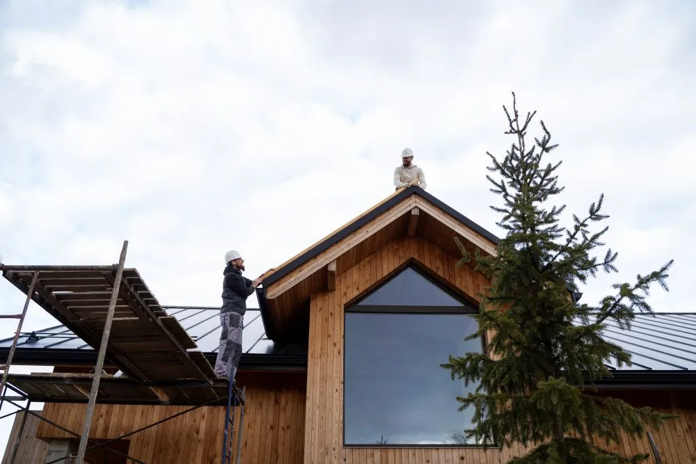 Rénovation du toit et des façades extérieure d'une maison en bois.