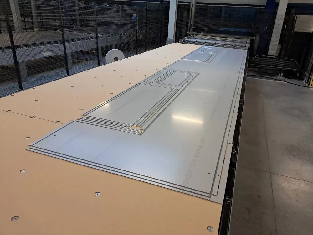 Découpe à l'atelier Panneaux de façade transformés en atelier avant le chantier