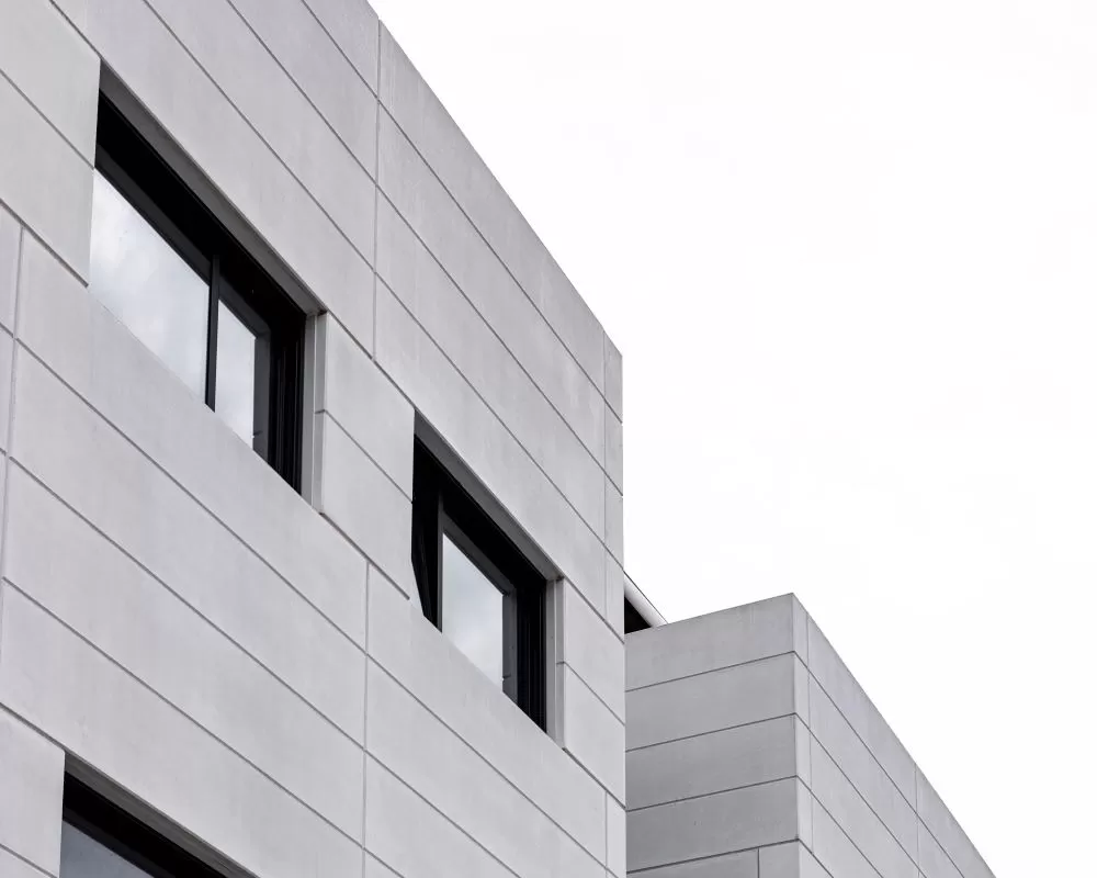 Façade blanche d'un bâtiment moderne