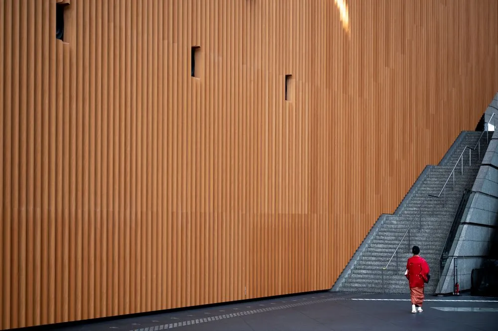 Façade extérieur imitation bois collée à des escaliers en béton.