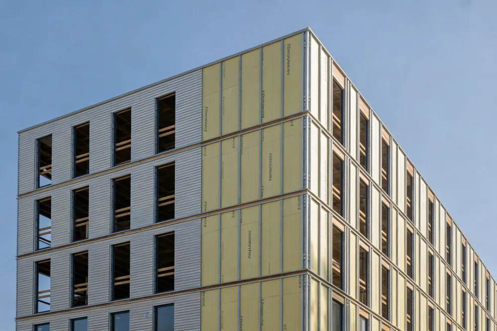 Pose de bardage métallique sur les façades d'un immeuble en construction