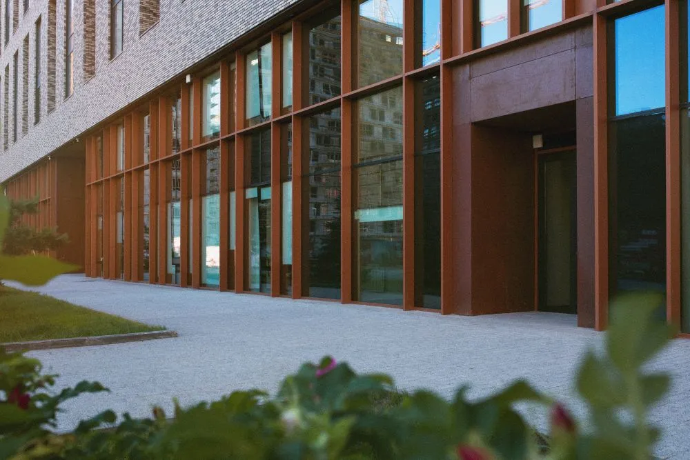 Façade de batiment tertiaire avec une entrée en panneaux d'acier Corten